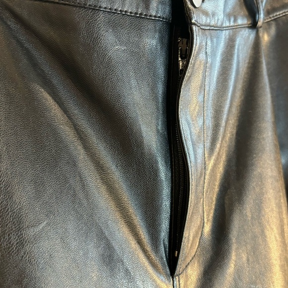 PAIGE Sz 6 Faux Leather Pants Pleated Front Zipper Elastic Hem Pockets Vegan - Picture 6 of 14